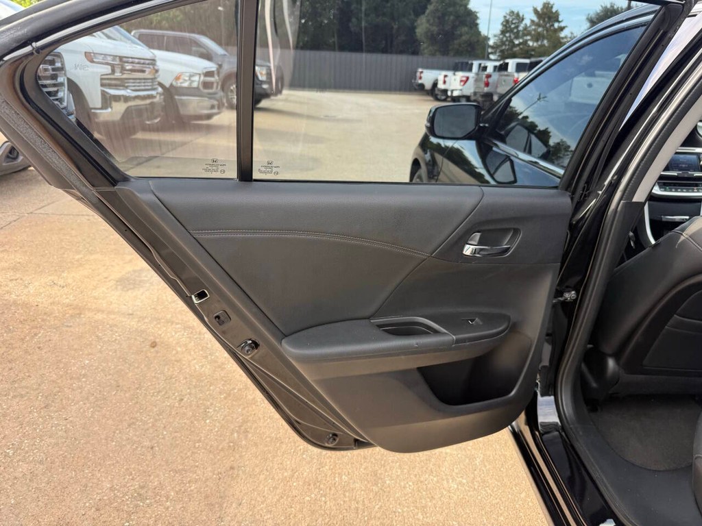 Honda Accord Sedan Vehicle Full-screen Gallery Image 14