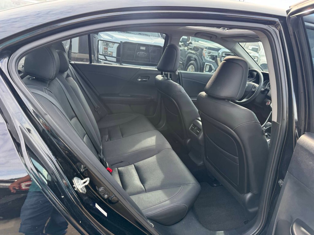 Honda Accord Sedan Vehicle Full-screen Gallery Image 15