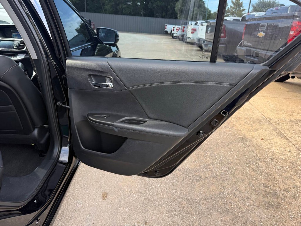 Honda Accord Sedan Vehicle Full-screen Gallery Image 16