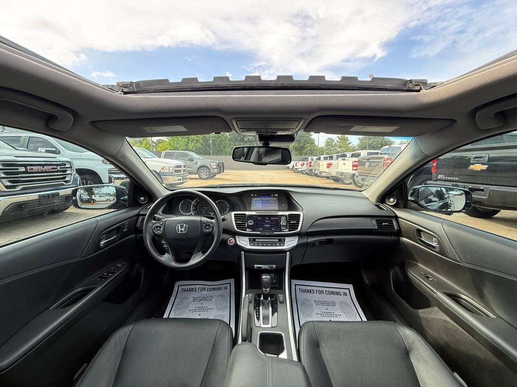 Honda Accord Sedan Vehicle Full-screen Gallery Image 17