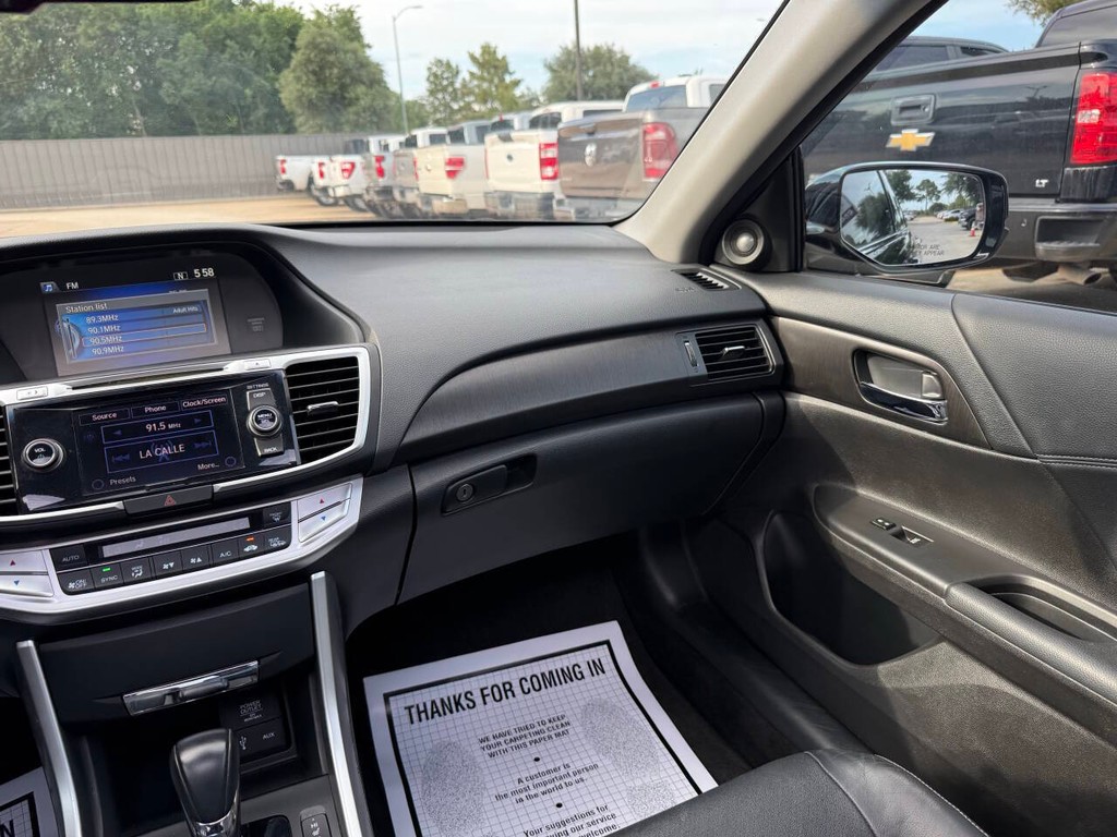 Honda Accord Sedan Vehicle Full-screen Gallery Image 20