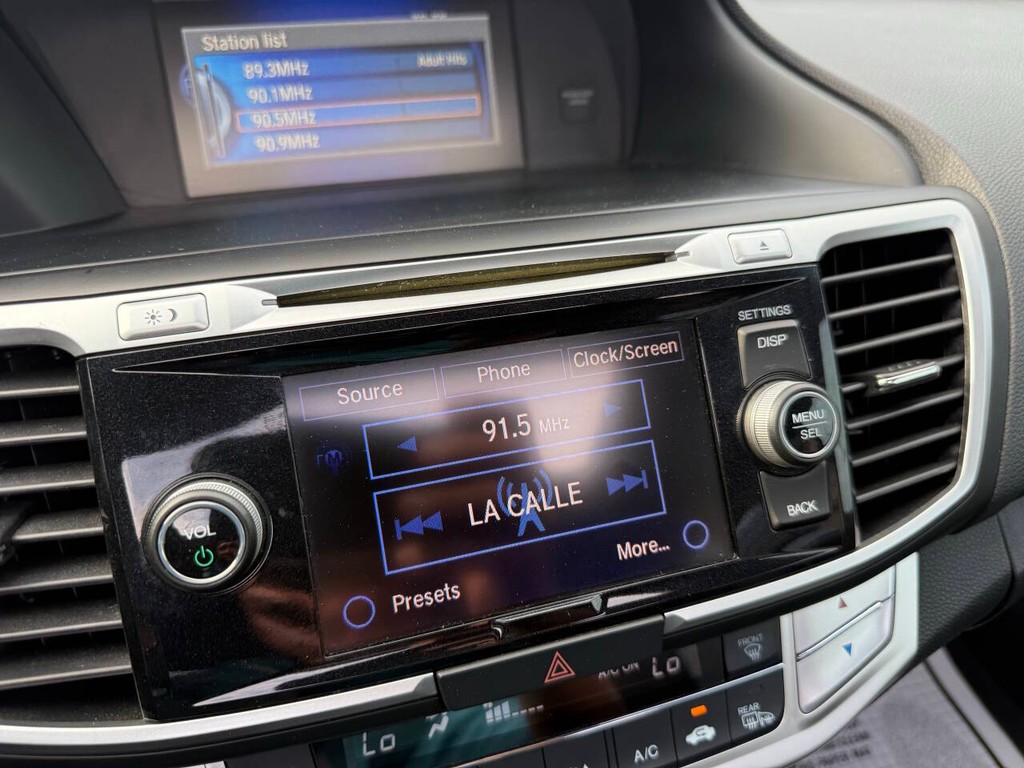 Honda Accord Sedan Vehicle Full-screen Gallery Image 27