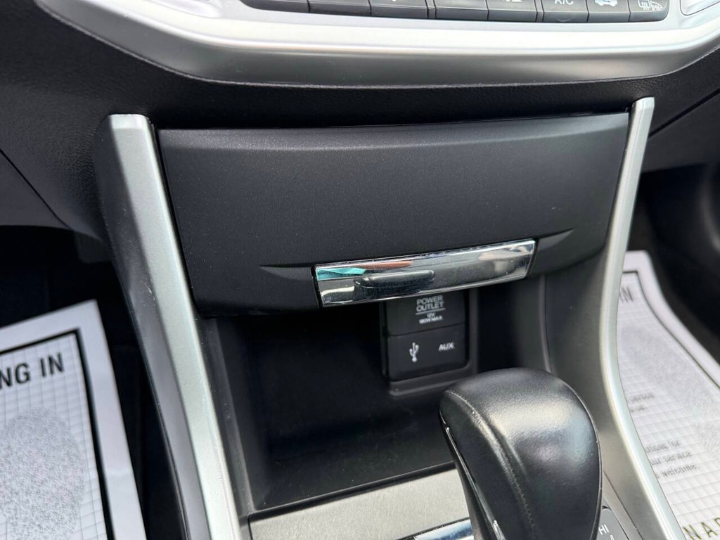 Honda Accord Sedan Vehicle Full-screen Gallery Image 28