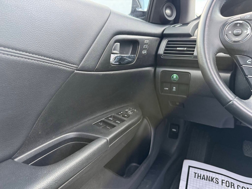Honda Accord Sedan Vehicle Full-screen Gallery Image 30