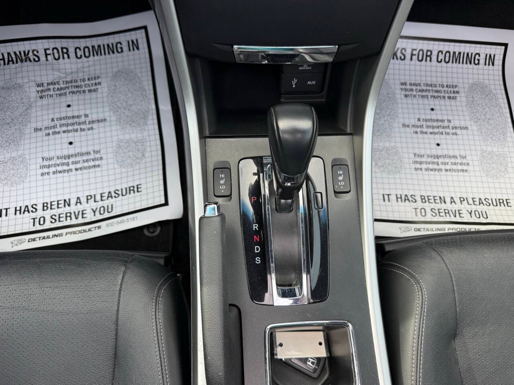 Honda Accord Sedan Vehicle Full-screen Gallery Image 31