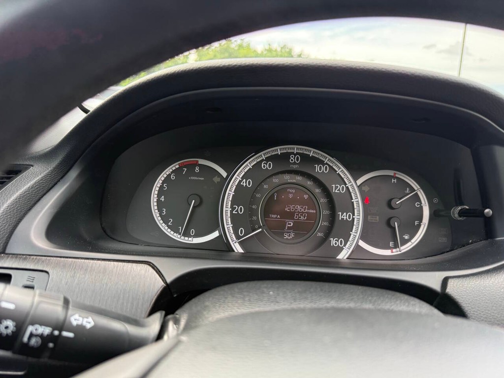 Honda Accord Sedan Vehicle Full-screen Gallery Image 34