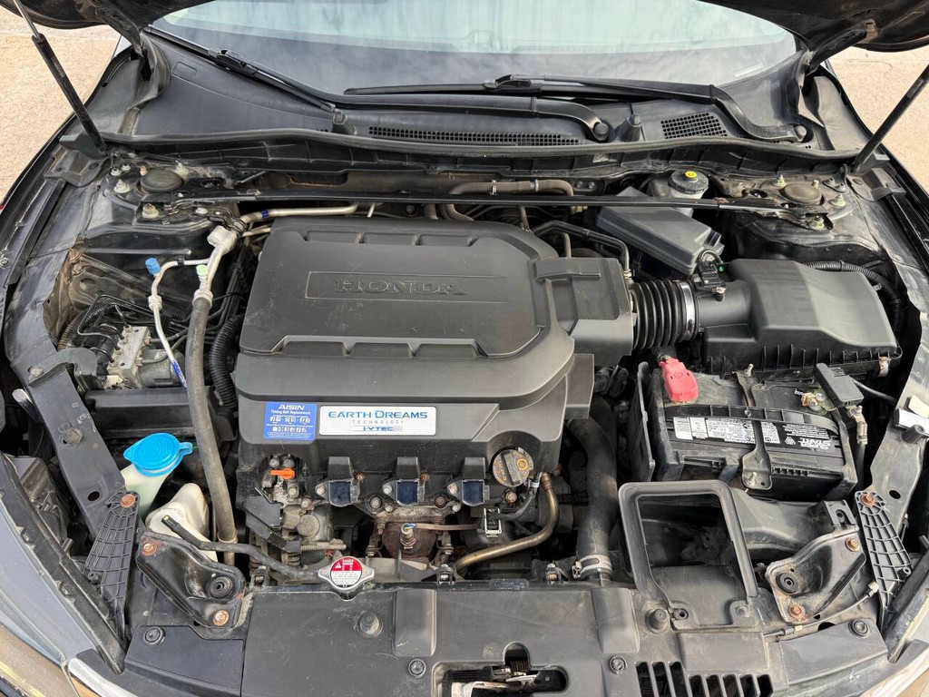 Honda Accord Sedan Vehicle Full-screen Gallery Image 36