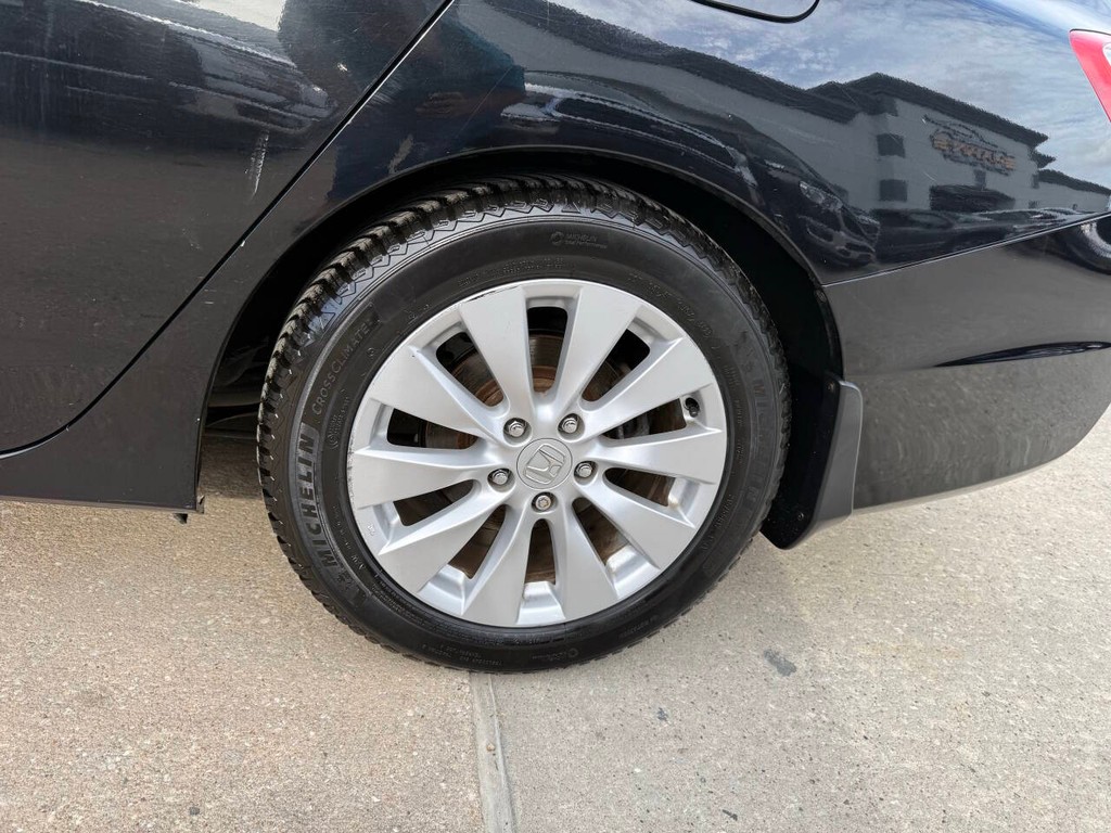 Honda Accord Sedan Vehicle Full-screen Gallery Image 37
