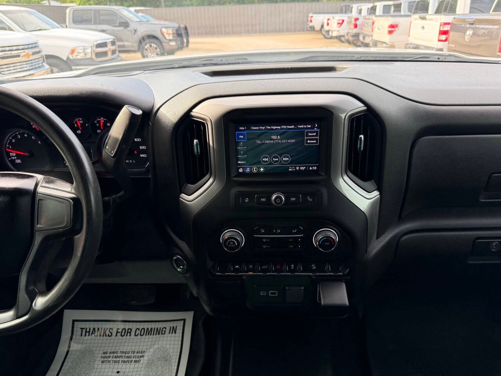 Chevrolet Silverado 1500 Vehicle Full-screen Gallery Image 24