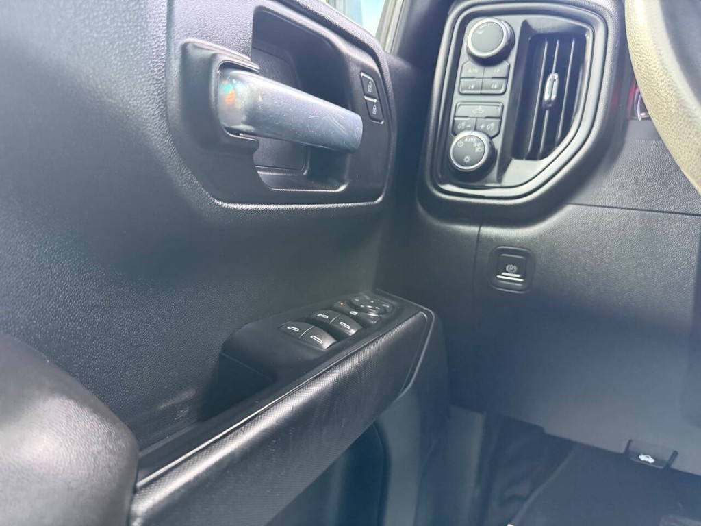 Chevrolet Silverado 1500 Vehicle Full-screen Gallery Image 32