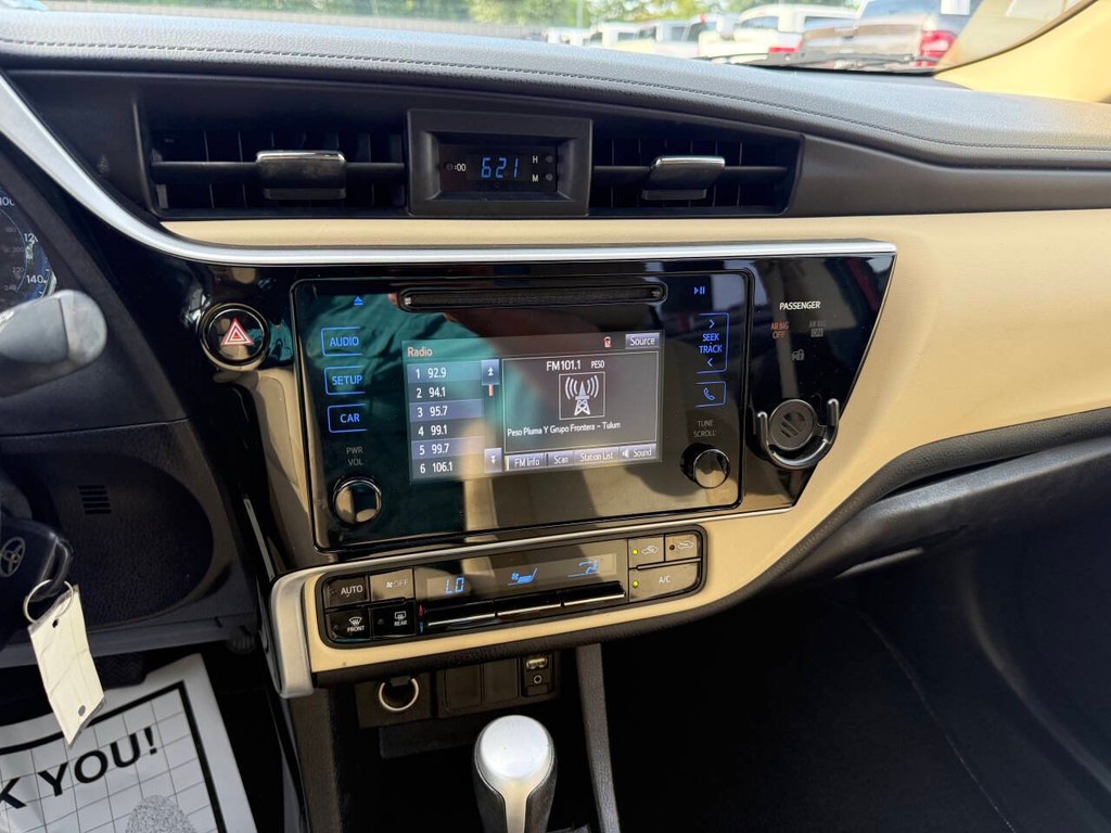 Toyota Corolla Vehicle Full-screen Gallery Image 25