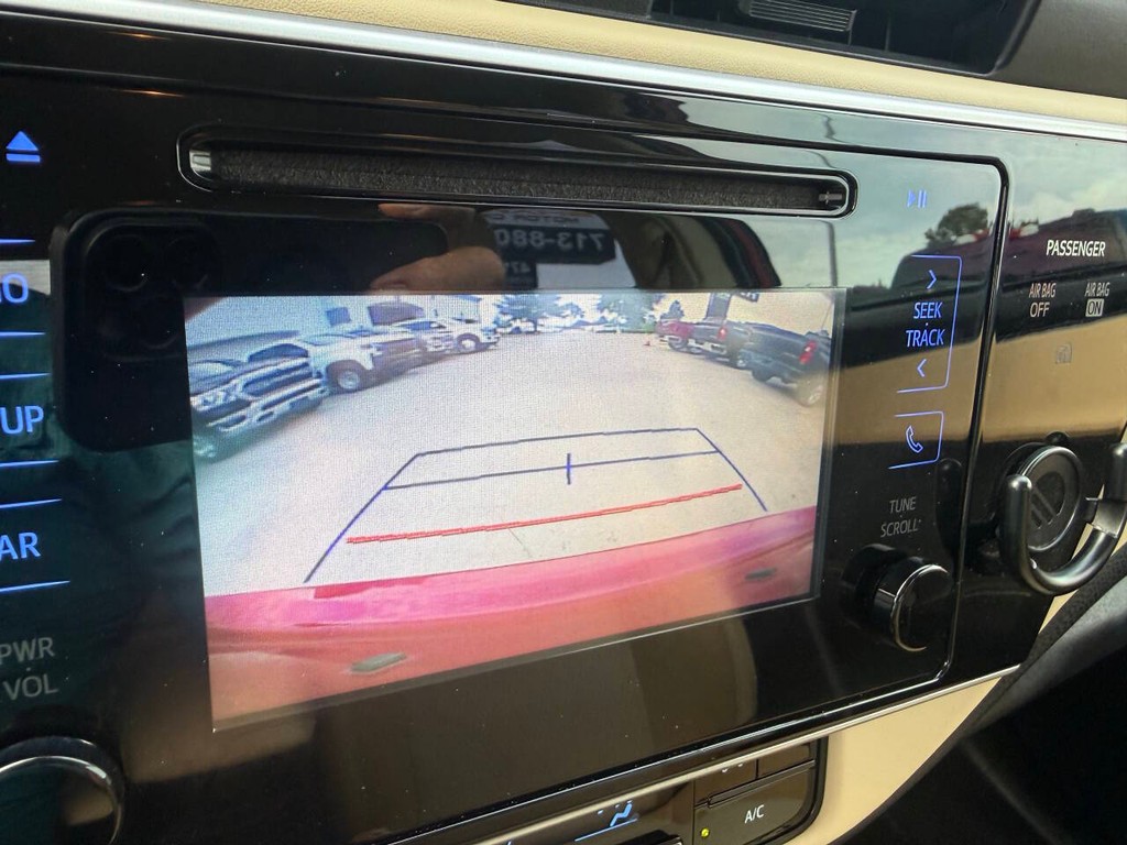 Toyota Corolla Vehicle Full-screen Gallery Image 27