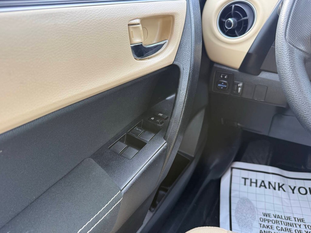 Toyota Corolla Vehicle Full-screen Gallery Image 31