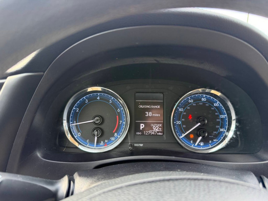 Toyota Corolla Vehicle Full-screen Gallery Image 32
