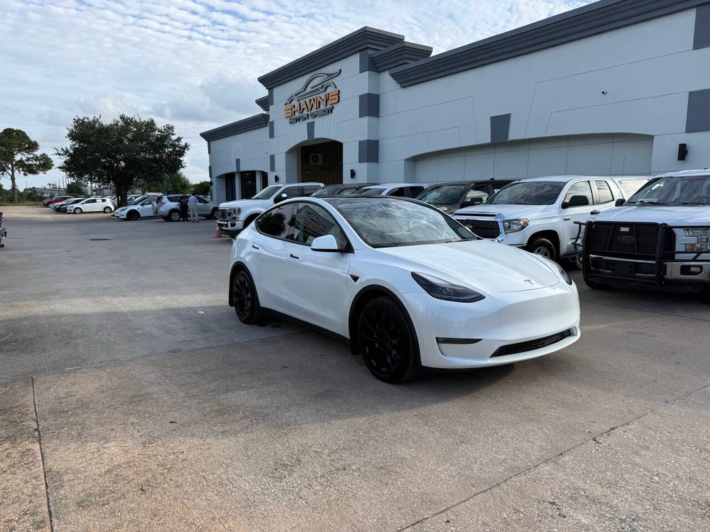 Tesla Model Y Vehicle Full-screen Gallery Image 02