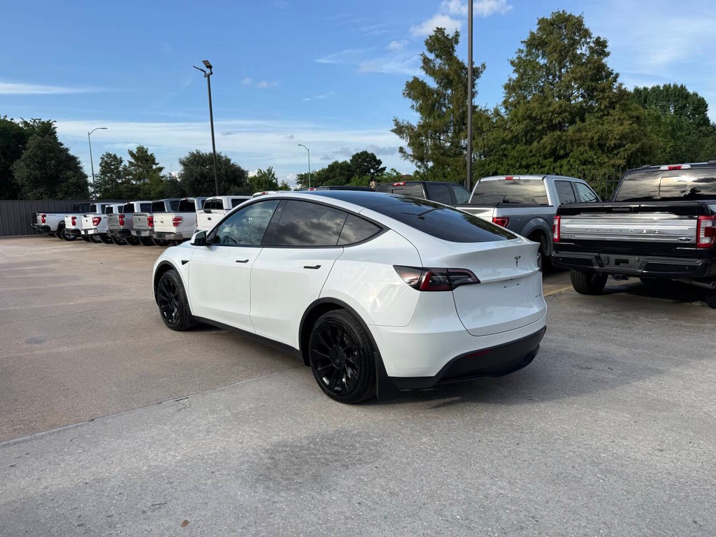 Tesla Model Y Vehicle Full-screen Gallery Image 04