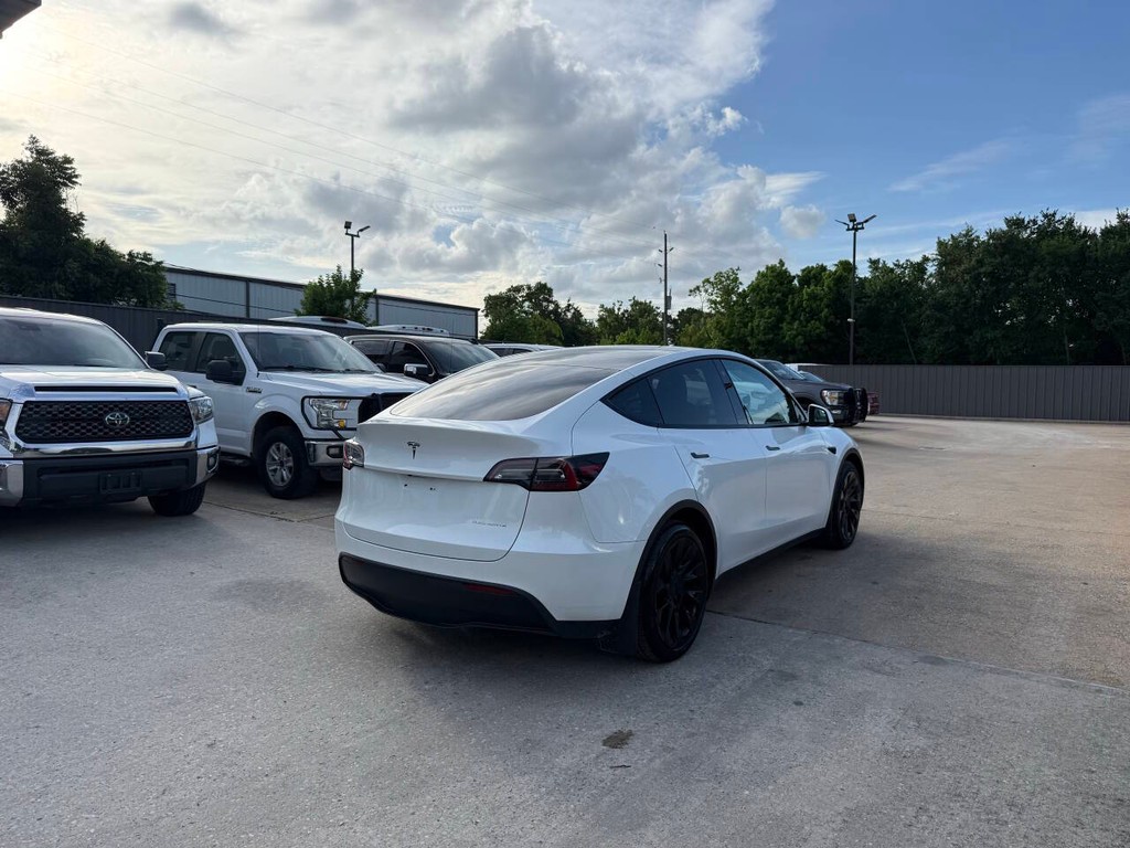 Tesla Model Y Vehicle Full-screen Gallery Image 05