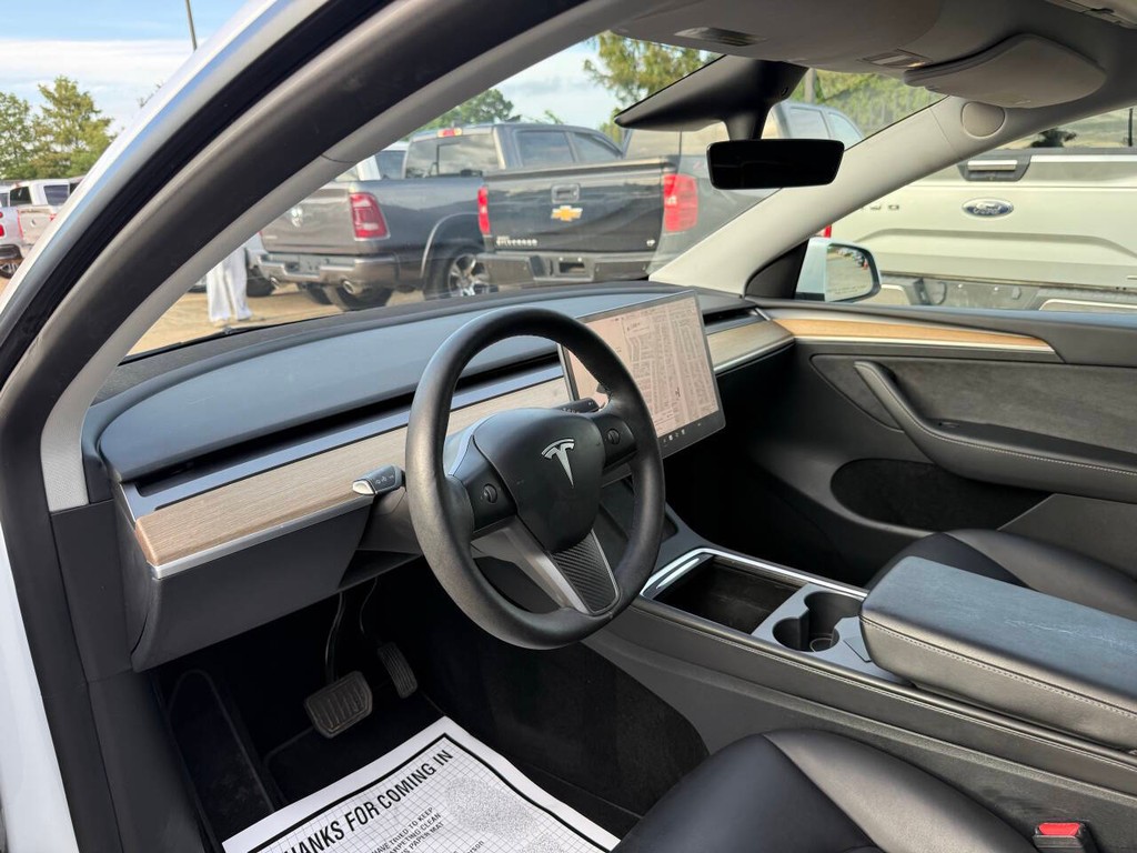 Tesla Model Y Vehicle Full-screen Gallery Image 06