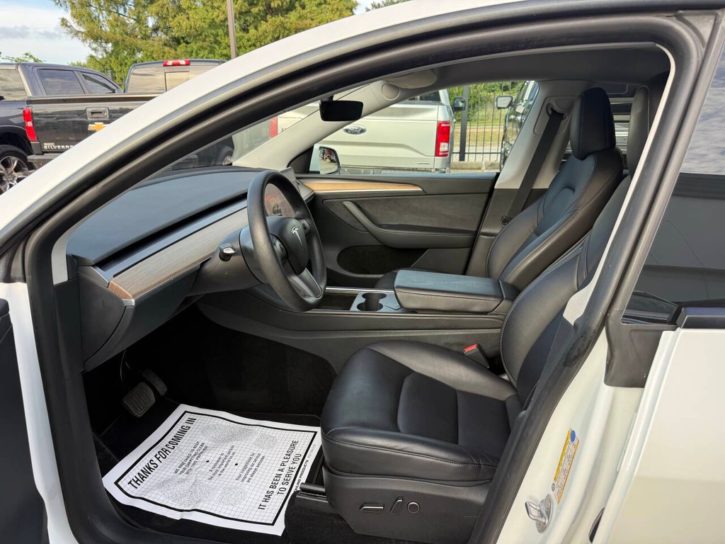 Tesla Model Y Vehicle Full-screen Gallery Image 07