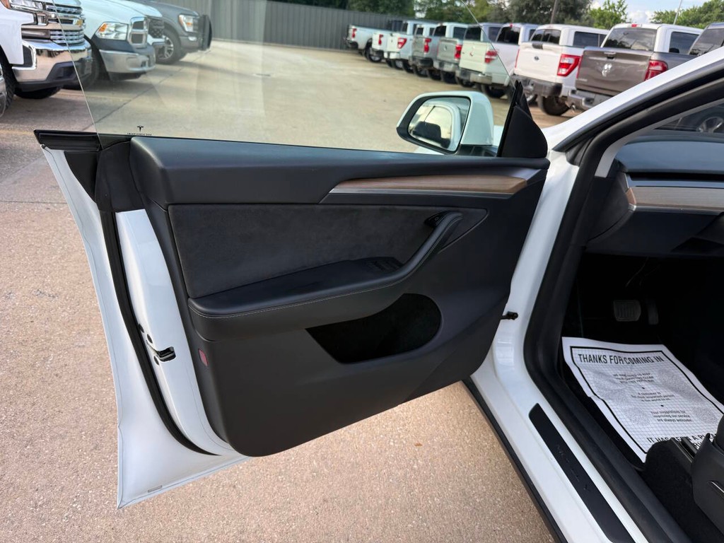 Tesla Model Y Vehicle Full-screen Gallery Image 08