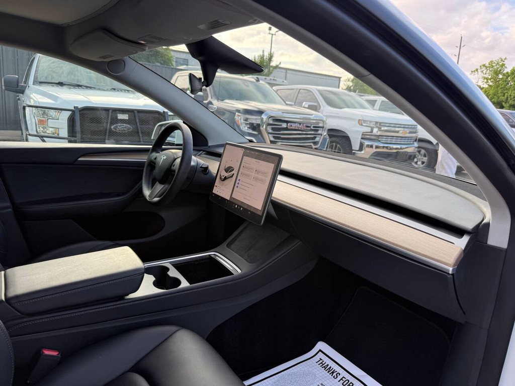Tesla Model Y Vehicle Full-screen Gallery Image 09