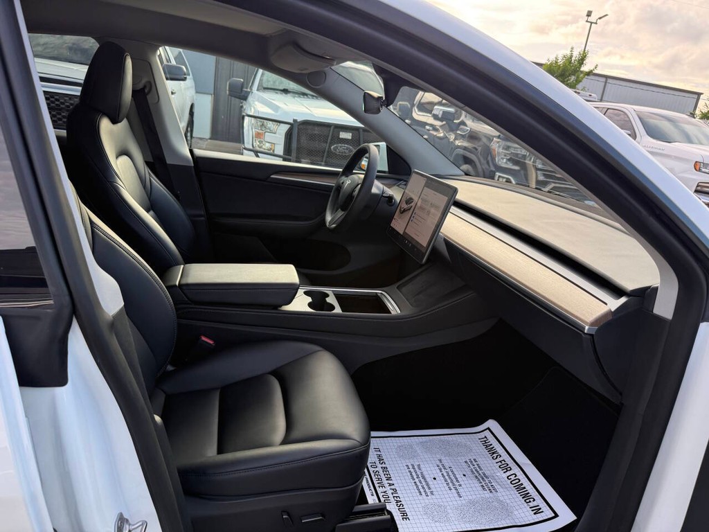 Tesla Model Y Vehicle Full-screen Gallery Image 10