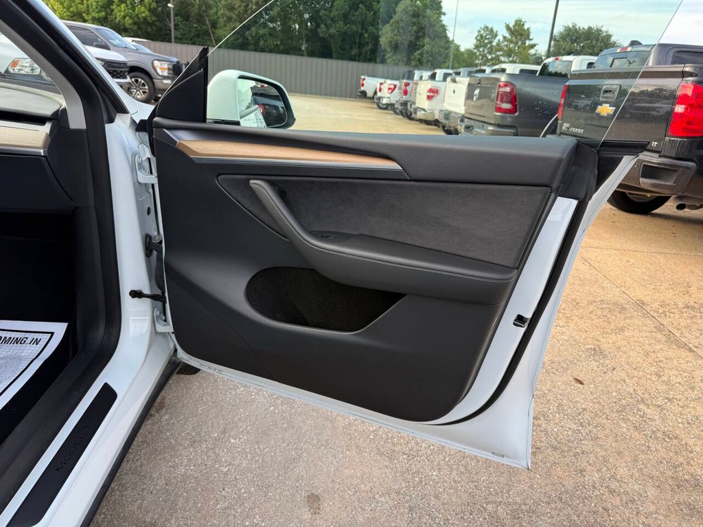 Tesla Model Y Vehicle Full-screen Gallery Image 11