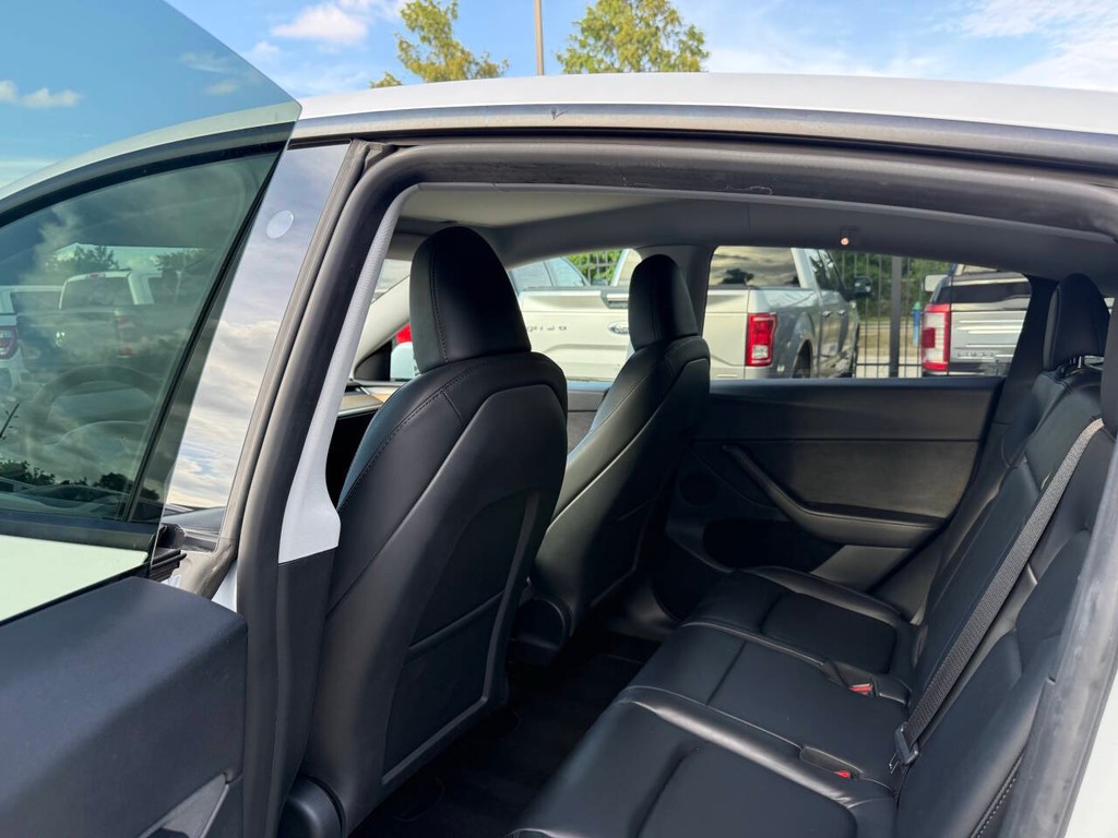 Tesla Model Y Vehicle Full-screen Gallery Image 12
