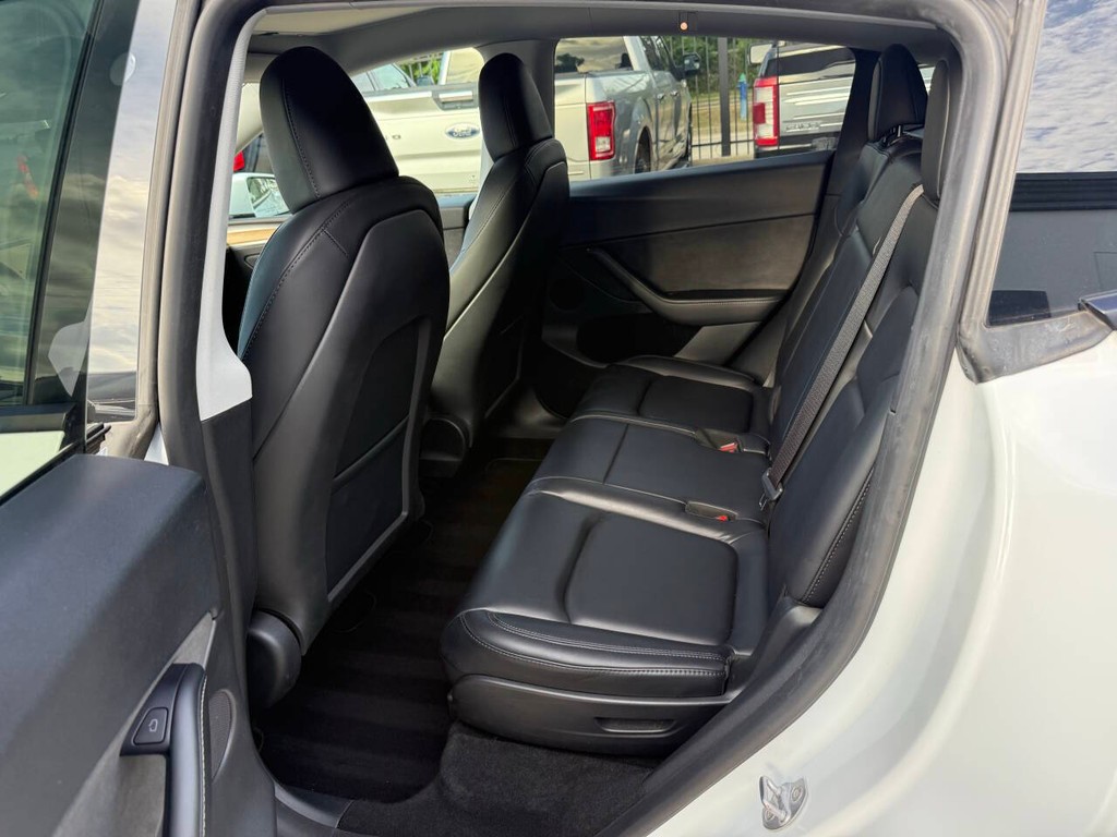 Tesla Model Y Vehicle Full-screen Gallery Image 13
