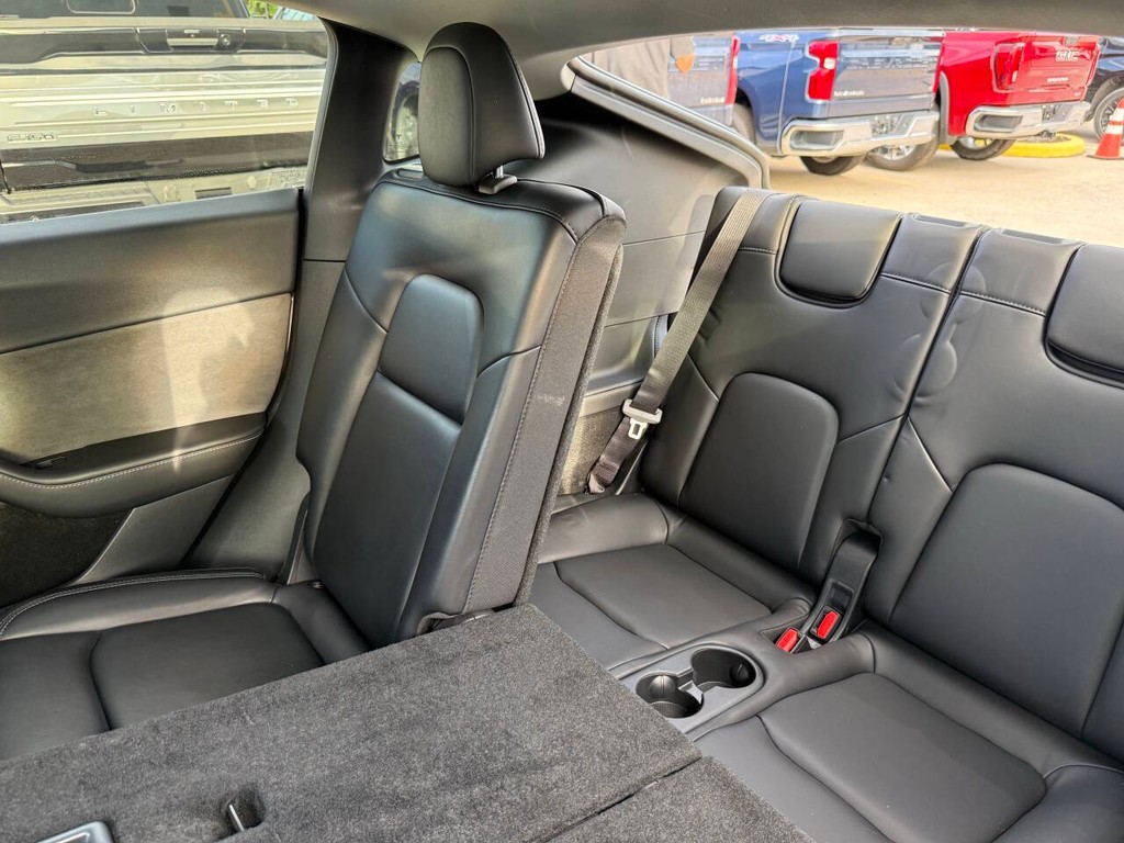Tesla Model Y Vehicle Full-screen Gallery Image 15