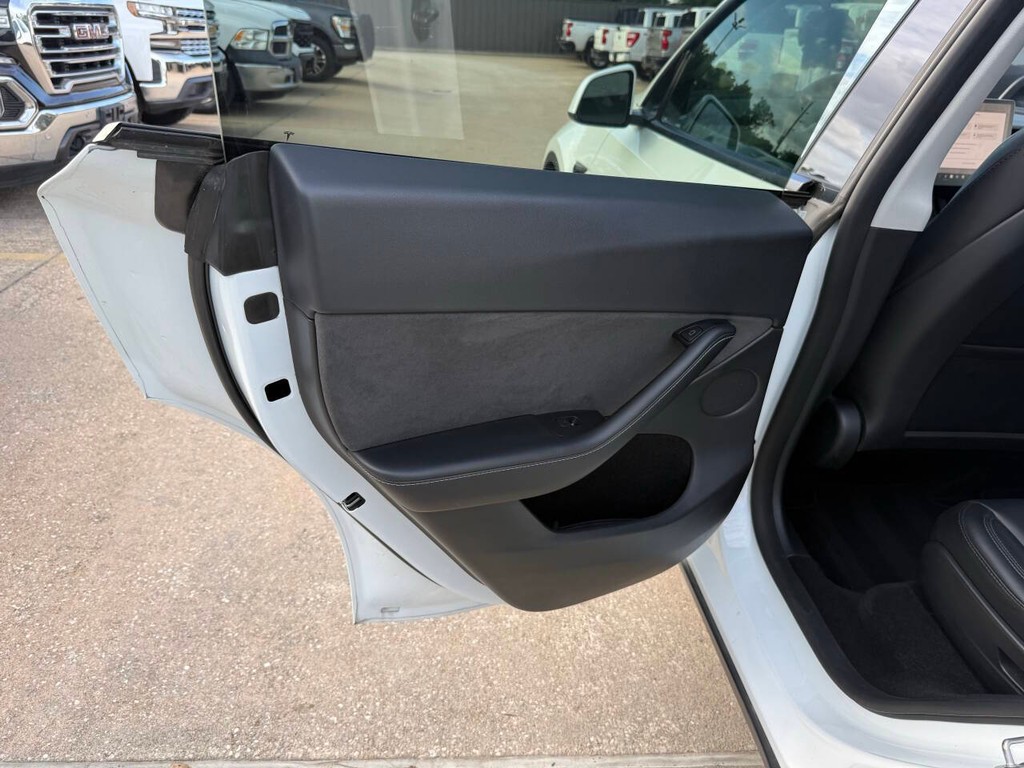 Tesla Model Y Vehicle Full-screen Gallery Image 16