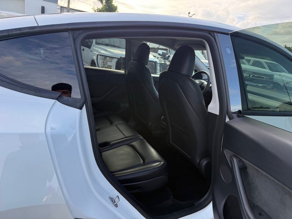 Tesla Model Y Vehicle Full-screen Gallery Image 18