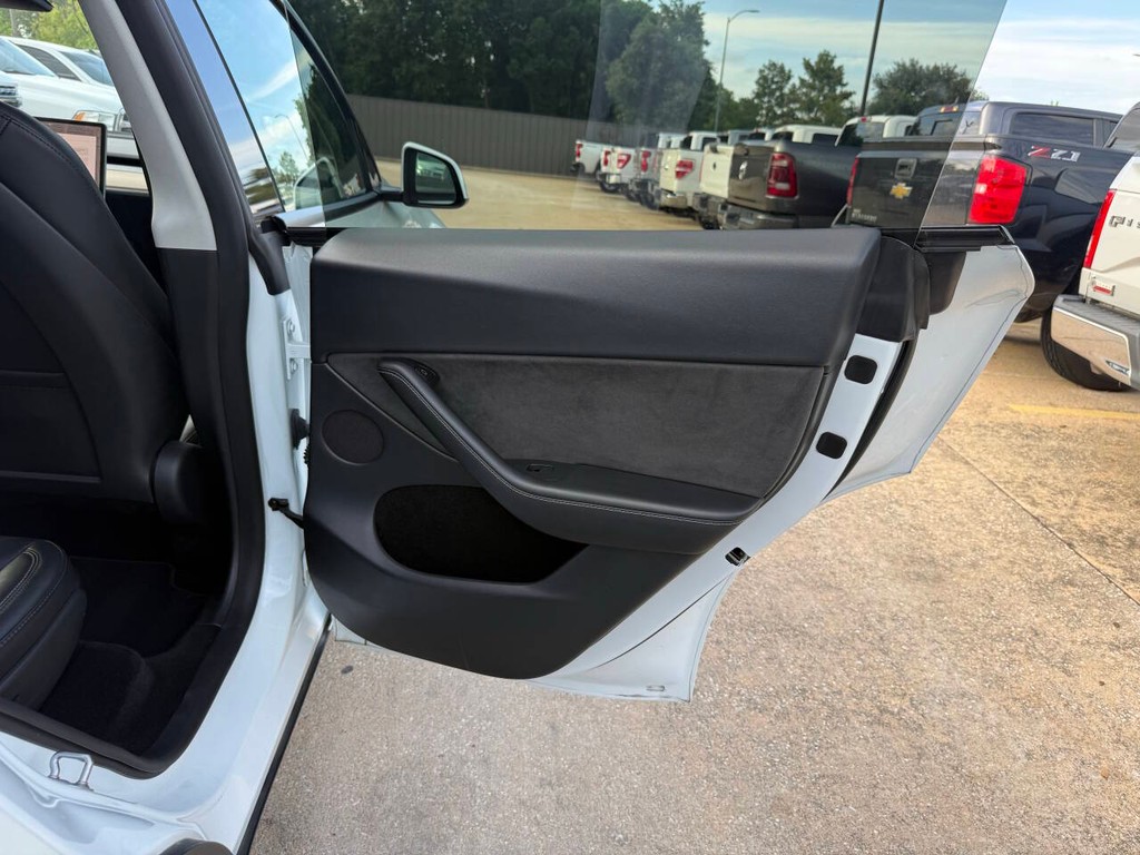 Tesla Model Y Vehicle Full-screen Gallery Image 19