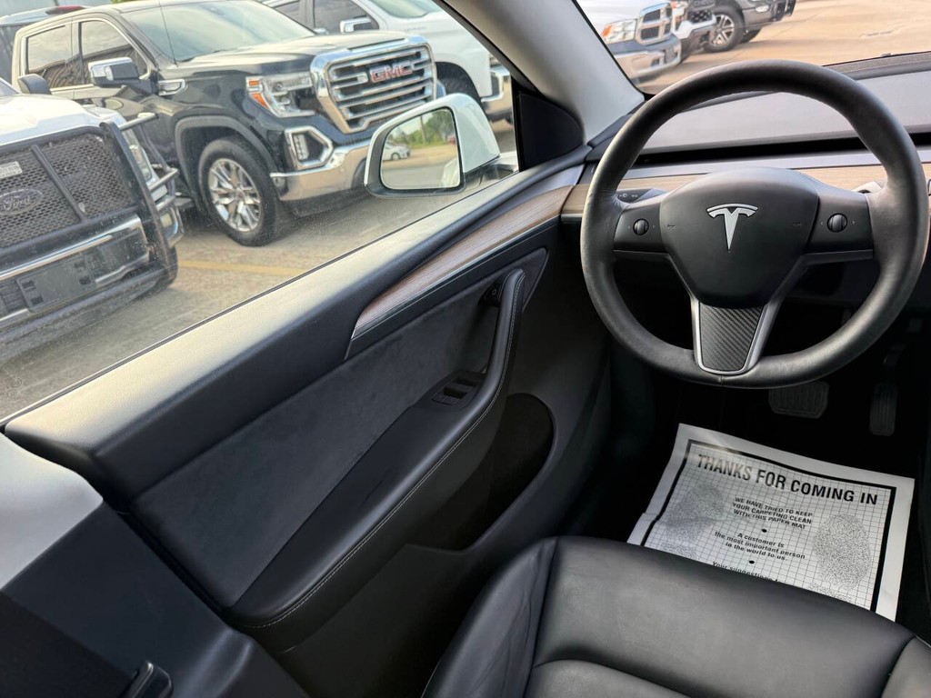Tesla Model Y Vehicle Full-screen Gallery Image 22