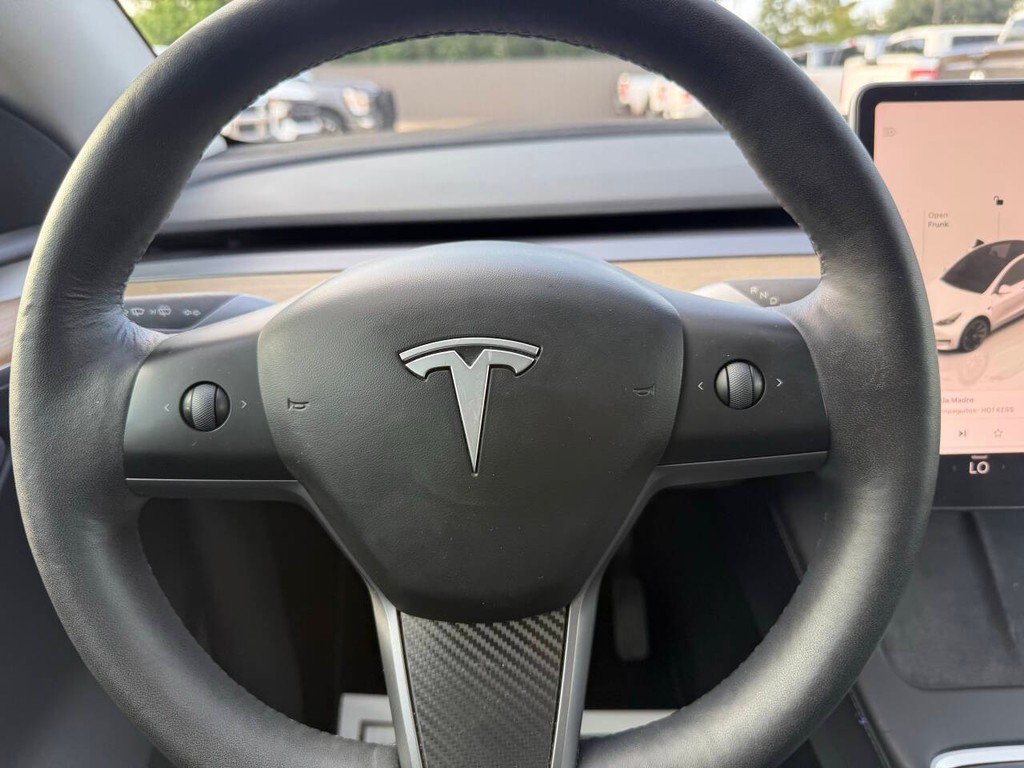 Tesla Model Y Vehicle Full-screen Gallery Image 25