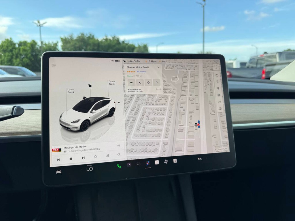Tesla Model Y Vehicle Full-screen Gallery Image 30