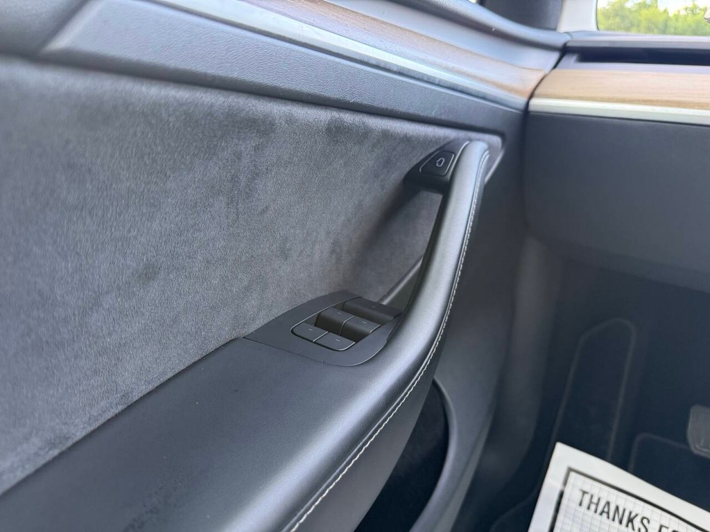 Tesla Model Y Vehicle Full-screen Gallery Image 34
