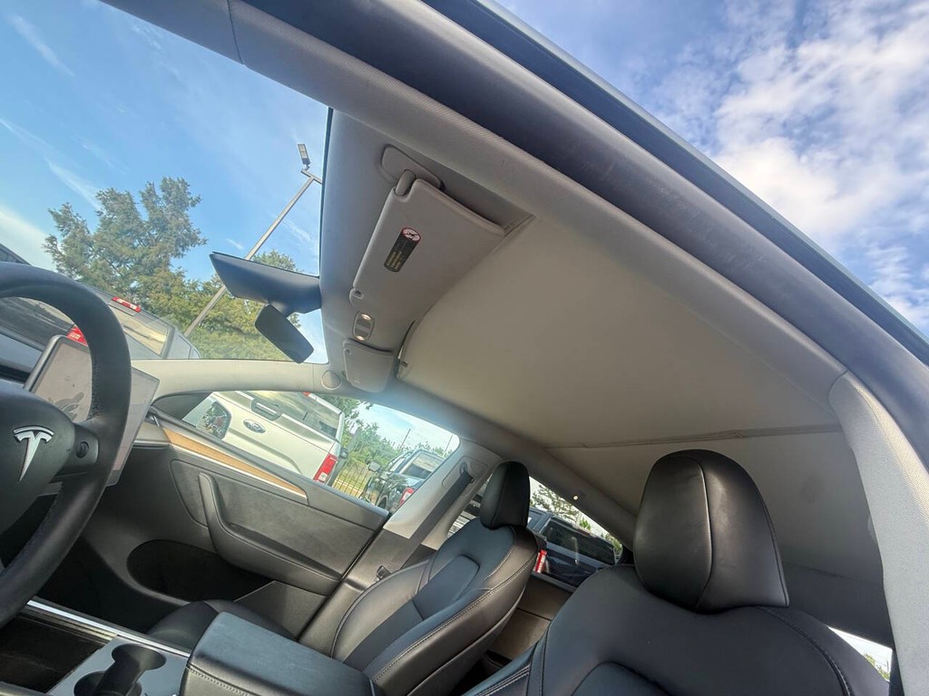 Tesla Model Y Vehicle Full-screen Gallery Image 35