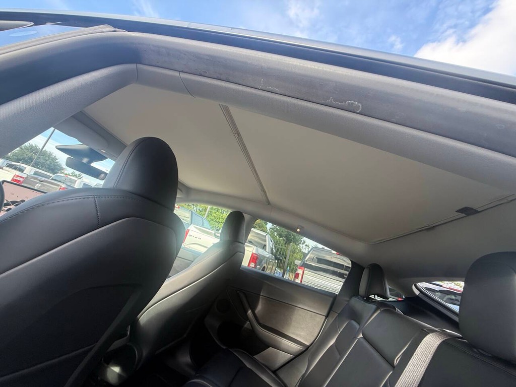 Tesla Model Y Vehicle Full-screen Gallery Image 37