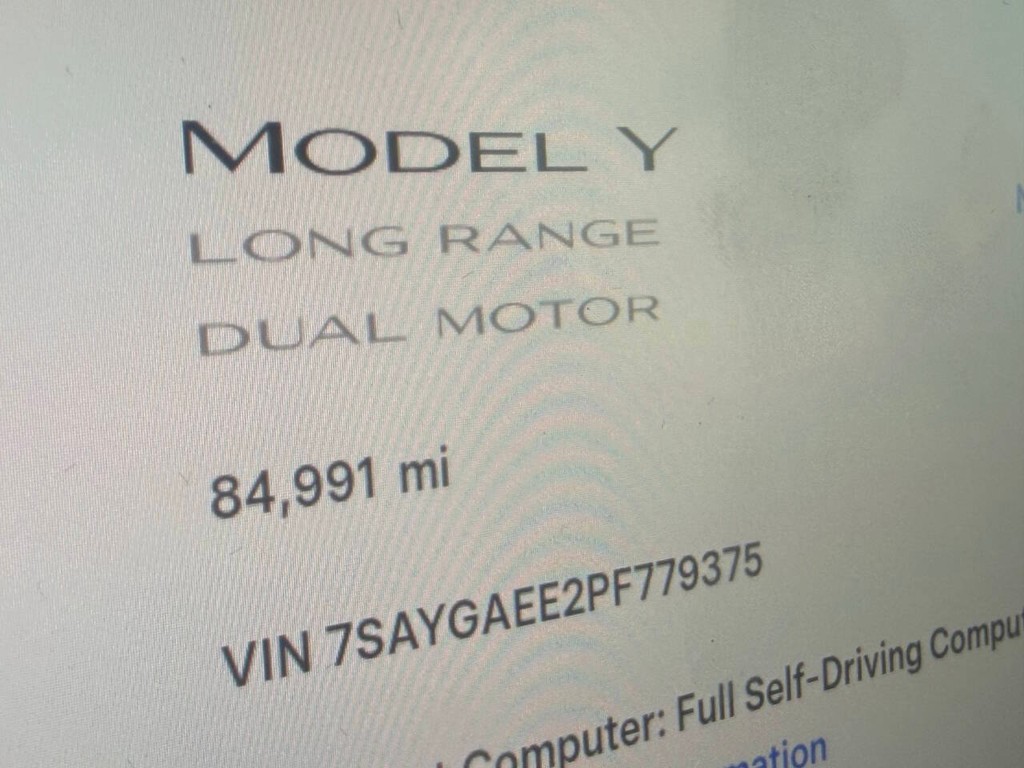 Tesla Model Y Vehicle Full-screen Gallery Image 38