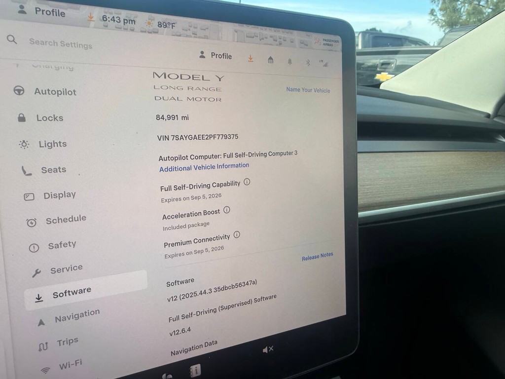 Tesla Model Y Vehicle Full-screen Gallery Image 39