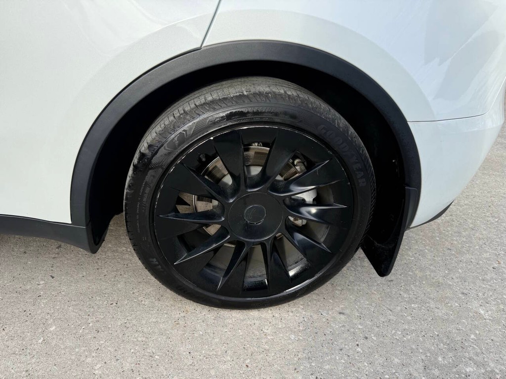 Tesla Model Y Vehicle Full-screen Gallery Image 41