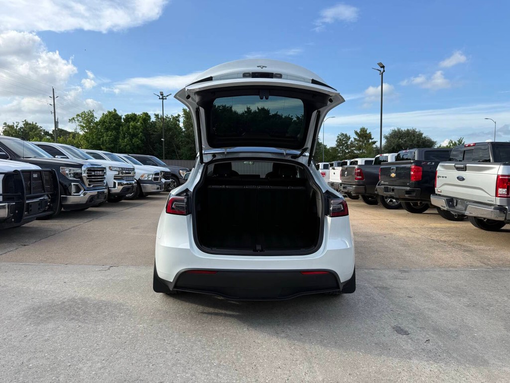 Tesla Model Y Vehicle Full-screen Gallery Image 42