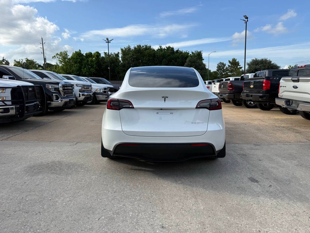 Tesla Model Y Vehicle Full-screen Gallery Image 43