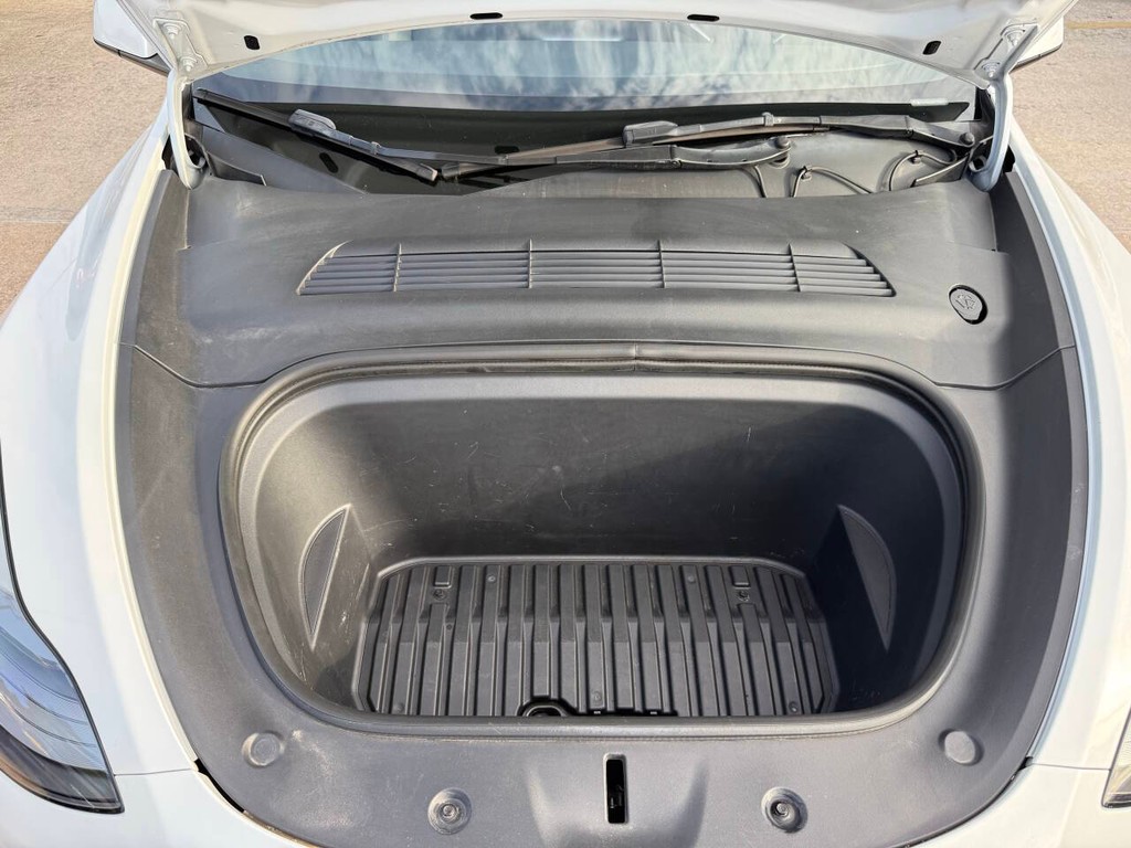 Tesla Model Y Vehicle Full-screen Gallery Image 44