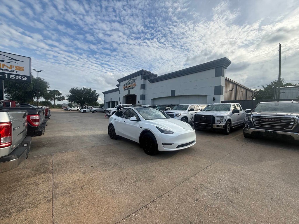 Tesla Model Y Vehicle Full-screen Gallery Image 49