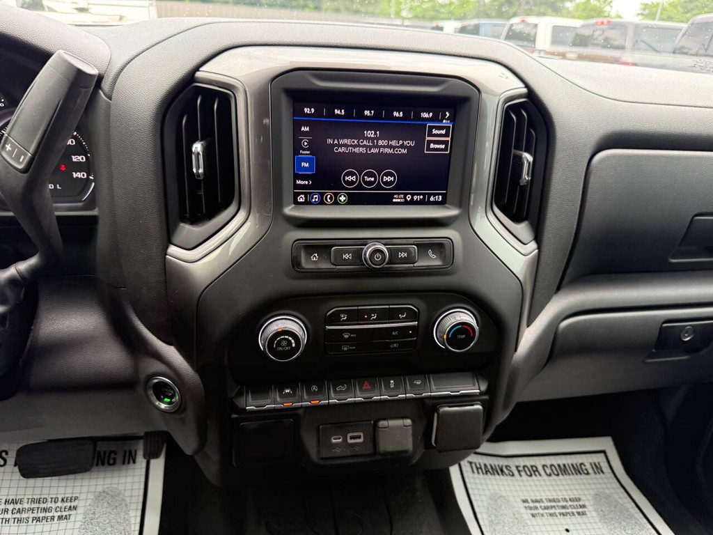 Chevrolet Silverado 1500 Vehicle Full-screen Gallery Image 24