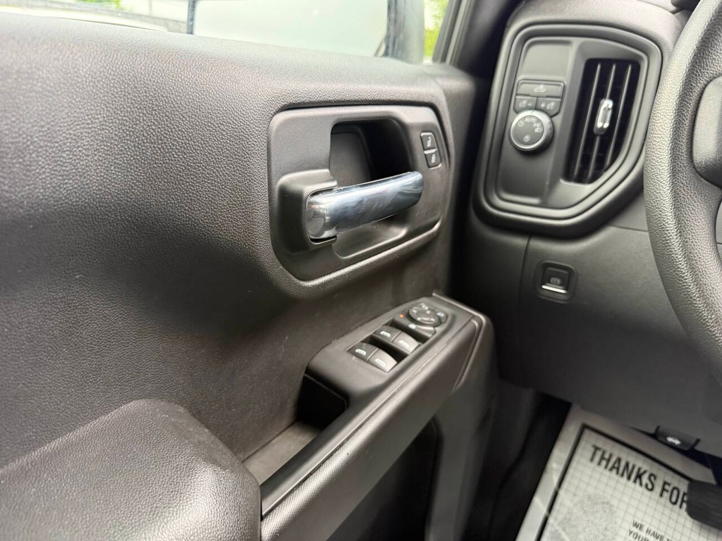 Chevrolet Silverado 1500 Vehicle Full-screen Gallery Image 30