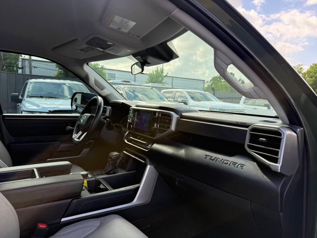 Toyota Tundra 4WD Vehicle Full-screen Gallery Image 09