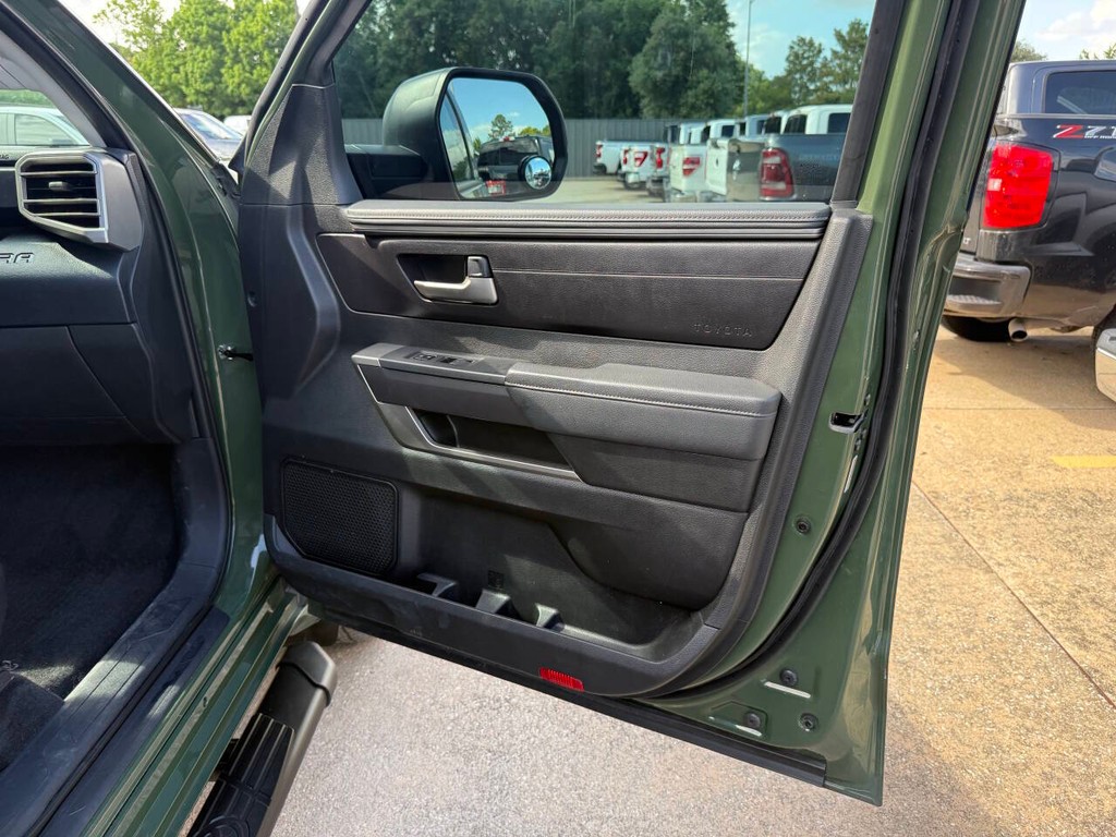 Toyota Tundra 4WD Vehicle Full-screen Gallery Image 11
